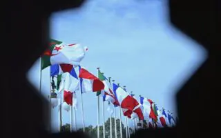 La France veut de nouveau délivrer 250 000 visas par an aux Algériens : la droite et le RN en ébullition