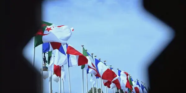 La France veut de nouveau délivrer 250 000 visas par an aux Algériens : la droite et le RN en ébullition