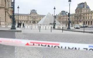 Cambriolage du Louvre : deux suspects écroués, l’enquête rebondit avec cinq nouvelles arrestations