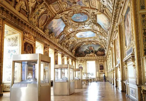 Braquage spectaculaire du Louvre en plein jour : des bijoux « inestimables » volés, ce que l’on sait