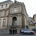 Casse du siècle au Louvre : un suspect arrêté à Roissy alors qu’il tentait de fuir vers… l’Algérie