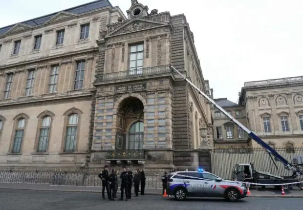 Casse du siècle au Louvre : un suspect arrêté à Roissy alors qu’il tentait de fuir vers… l’Algérie
