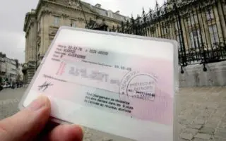 Un business sur le dos des sans-papiers : les arnaques à la régularisation explosent en France