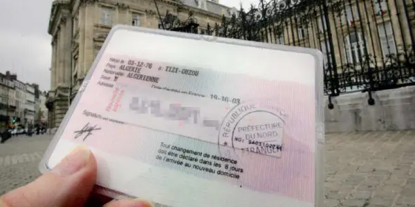 Un business sur le dos des sans-papiers : les arnaques à la régularisation explosent en France