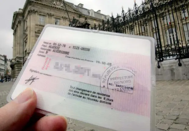 Les titres de séjour bientôt plus chers : la facture s’alourdit pour les étrangers en France