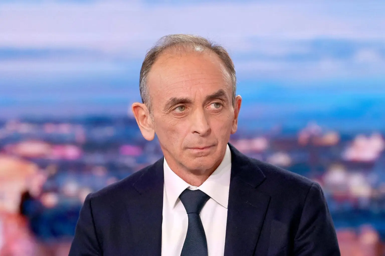 « Voilà que l’Algérie entre en scène » : Zemmour instrumentalise le cambriolage du Louvre