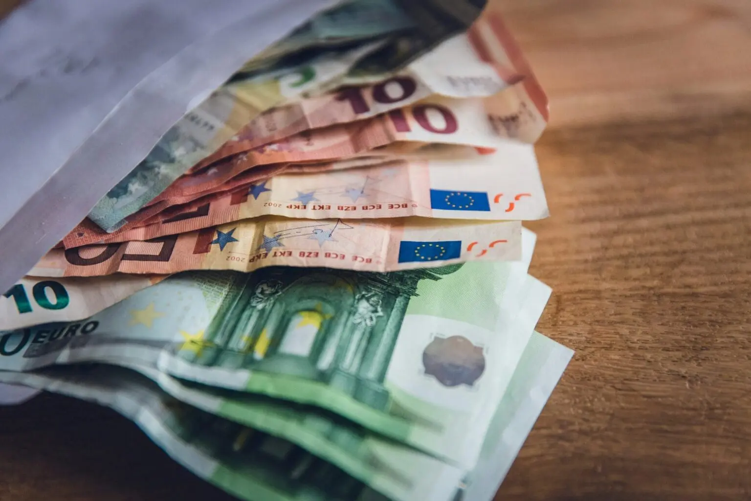 Mauvaise nouvelle pour la diaspora : la France veut taxer les transferts d’argent vers l’Algérie