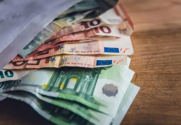 Mauvaise nouvelle pour la diaspora : la France veut taxer les transferts d’argent vers l’Algérie