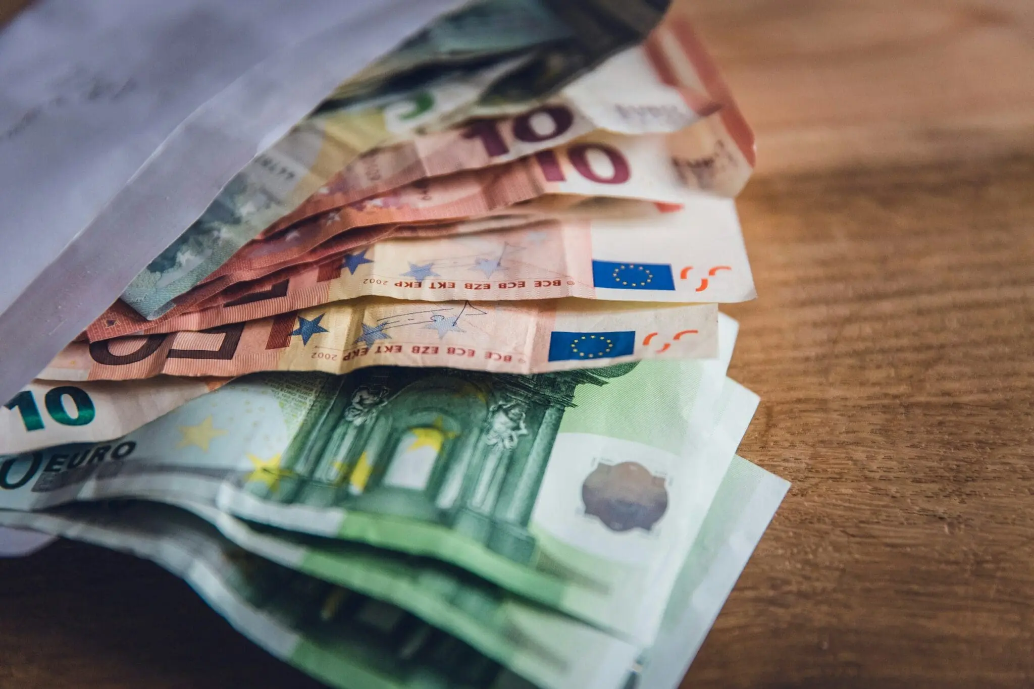 Mauvaise nouvelle pour la diaspora : la France veut taxer les transferts d’argent vers l’Algérie