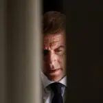 Polémique en France : Bardella accuse Macron de « se mettre à genoux » devant Alger