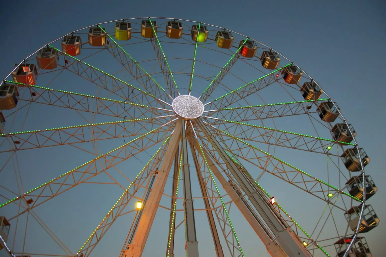 Ghiles, Algérien de 29 ans, mort écrasé par un manège à Paris : 3 ans après, un verdict qui choque