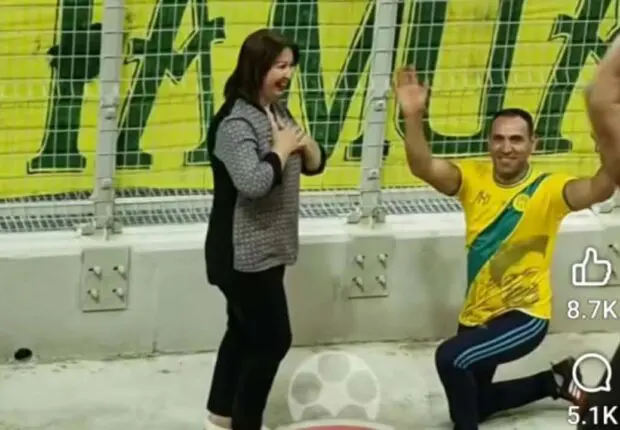 Insolite : une demande en mariage en plein match de la JS Kabylie au stade de Tizi-Ouzou !