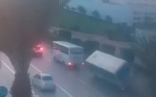Scène ahurissante à Alger : Deux bus impliqués dans une course folle frôlent la catastrophe (VIDÉO)
