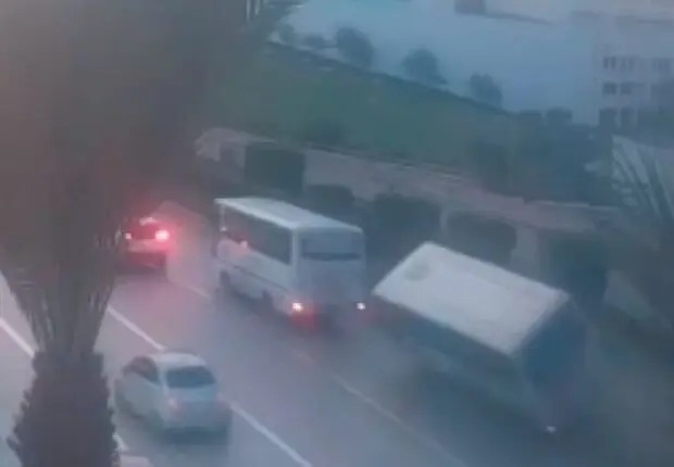 Scène ahurissante à Alger : Deux bus impliqués dans une course folle frôlent la catastrophe (VIDÉO)