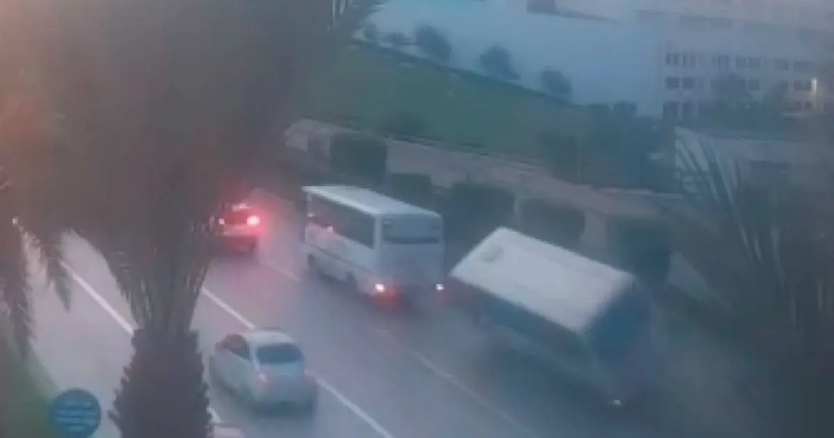 Scène ahurissante à Alger : Deux bus impliqués dans une course folle frôlent la catastrophe (VIDÉO)
