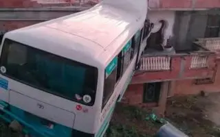 Accident CHOC à Jijel : Un bus dérape et finit sa course dans une maison [IMAGES]