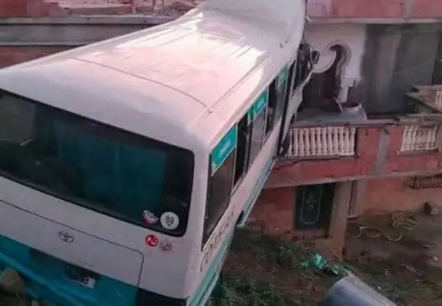 Accident CHOC à Jijel : Un bus dérape et finit sa course dans une maison [IMAGES]