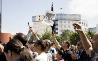 Rebondissement dans l’affaire Amar Slimani : le policier auteur des tirs mortels libéré