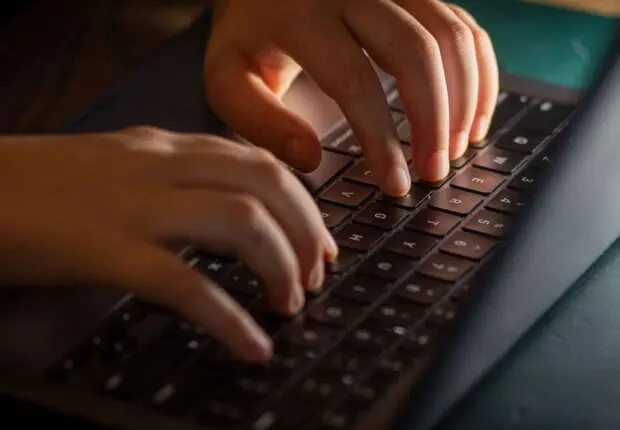 1 an de prison et 1 million DA d’amende : ce que prévoit la loi sur ce type de contenu en Algérie