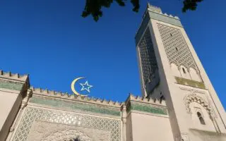 Restrictions religieuses : la Grande Mosquée de Paris dénonce un rapport sénatorial « discriminatoire »