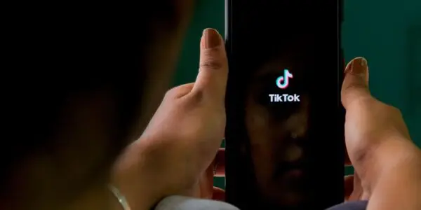 Sorcellerie et arnaque en ligne : lourde peine pour une tiktokeuse à Alger