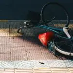 Violente scène à Paris: un tapis de course lancé depuis une fenêtre sur une cycliste, un Algérien écroué