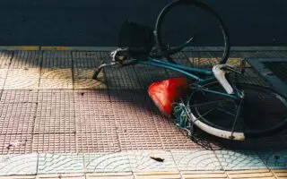 Violente scène à Paris: un tapis de course lancé depuis une fenêtre sur une cycliste, un Algérien écroué