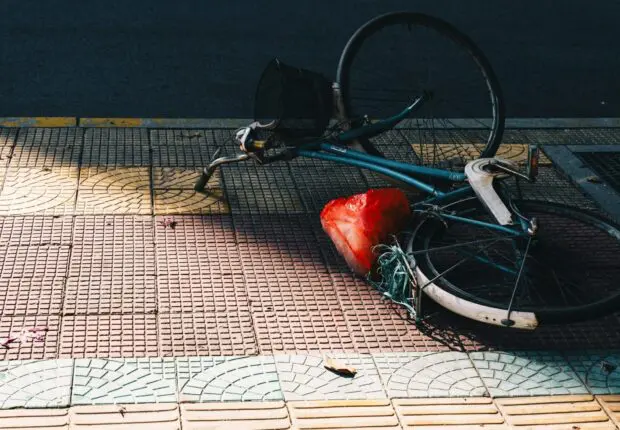 Violente scène à Paris: un tapis de course lancé depuis une fenêtre sur une cycliste, un Algérien écroué