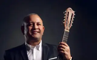 Rabah Asma s’oppose au MAK en plein concert en France : “Personne ne peut diviser l’Algérie”