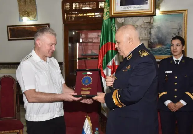 Coopération militaire : un sous-marin russe fait escale au port d&rsquo;Alger [PHOTOS]