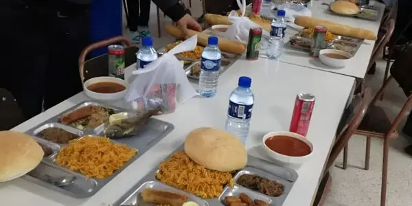 Pour un poulet mal cuit, cette université algérienne limoge trois responsables