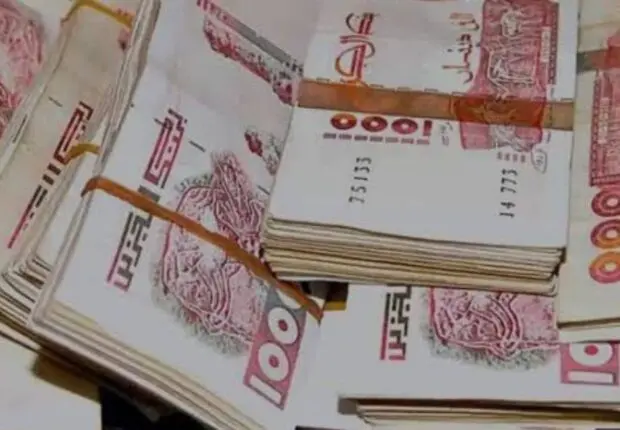 Démantèlement d’un vaste réseau de fausse monnaie en algérie : 4 millions de dinars saisis