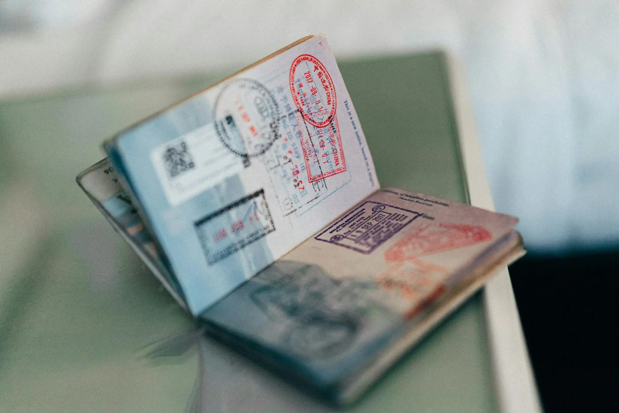 Passeports volés, faux cachets de la PAF, trafic de migrants : un réseau international devant la justice