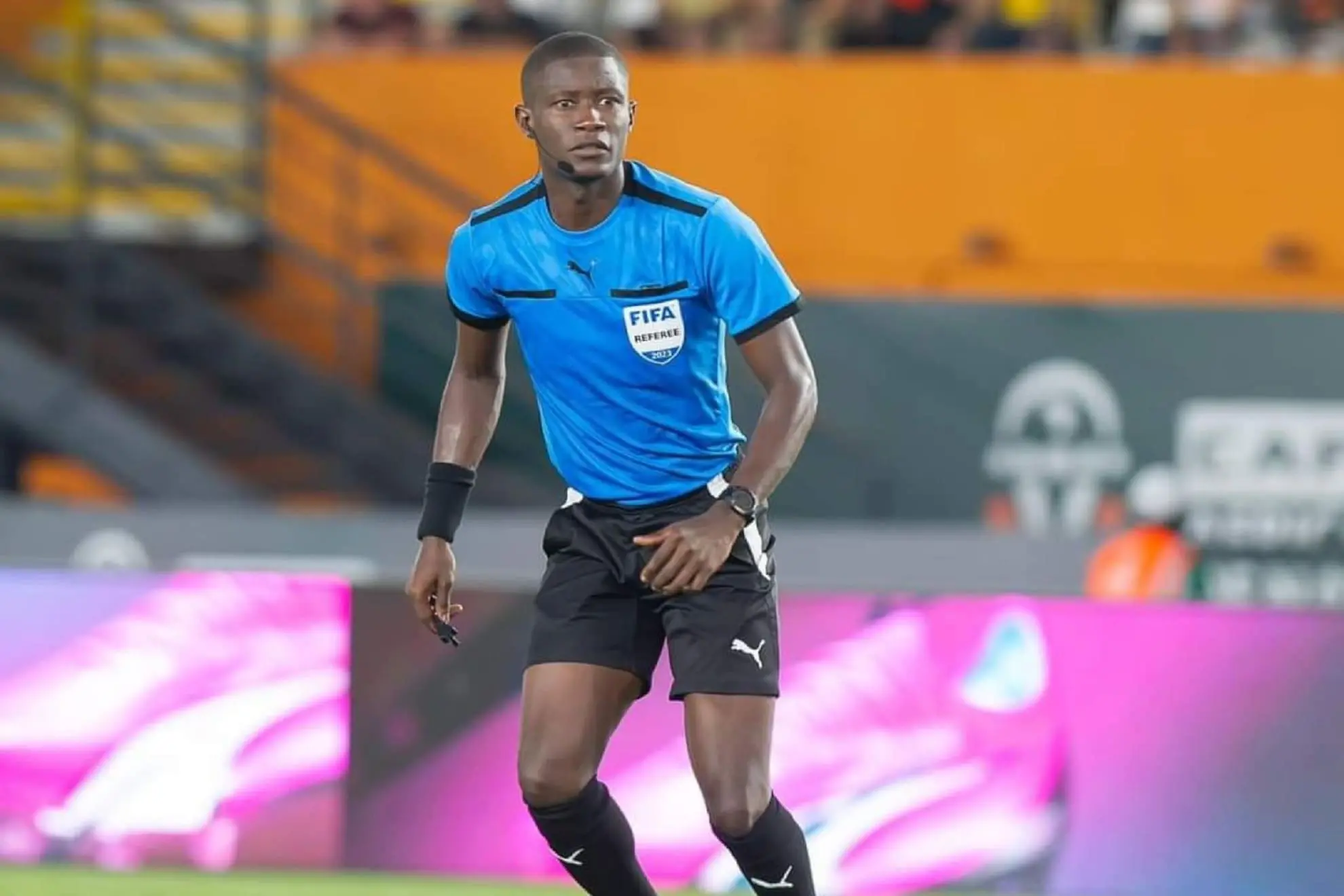 L’arbitre controversé Pierre-Ghislain Atcho retrouve l’Algérie !