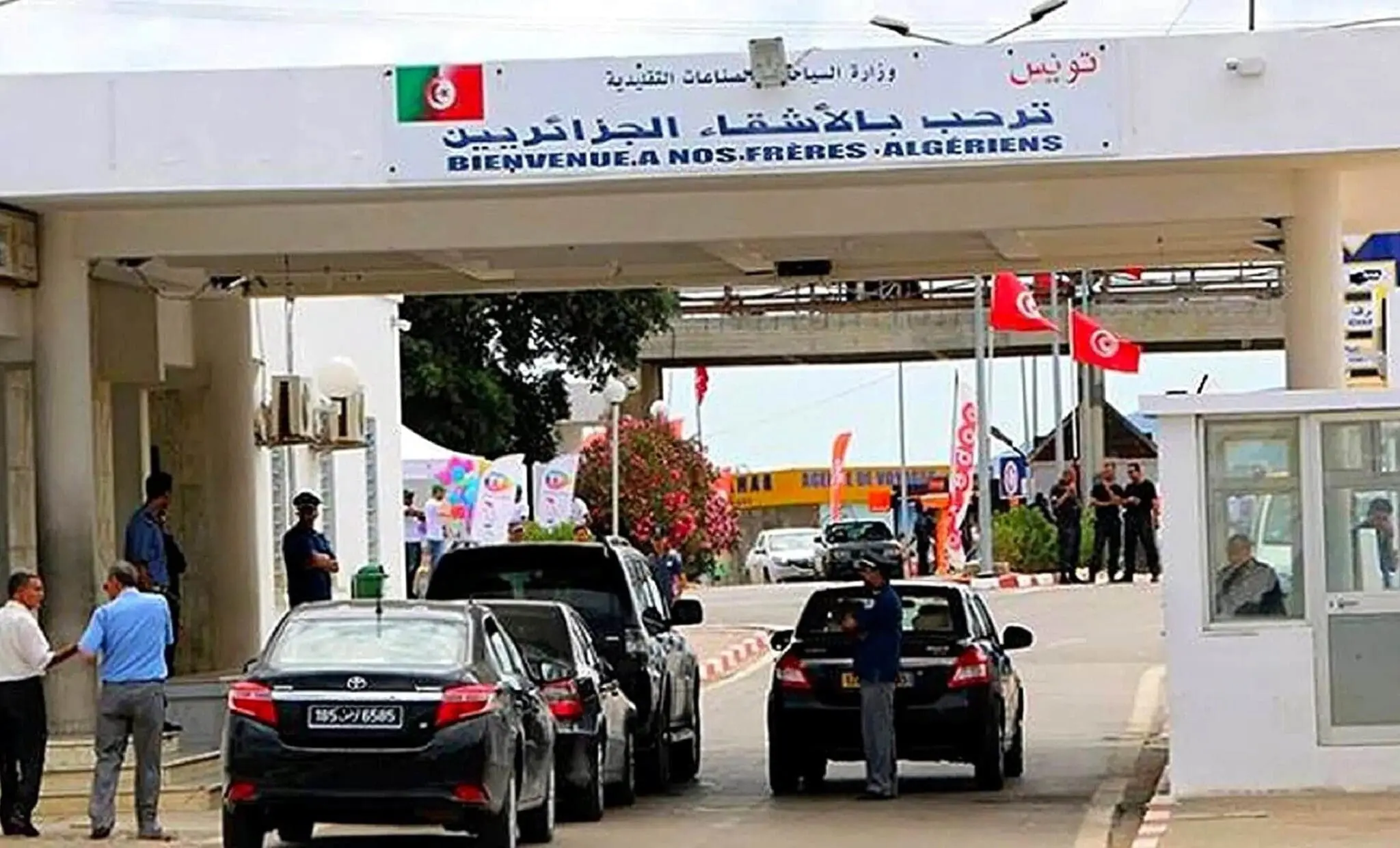 Des bus touristiques empêchés de passer : que se passe-t-il à la frontière algéro-tunisienne ?