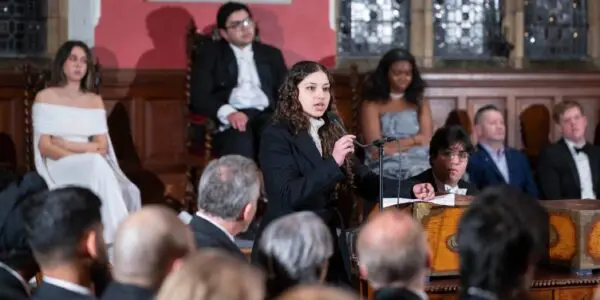 Première dans l’histoire de l’Oxford Union : une Algérienne d’origine palestinienne élue présidente