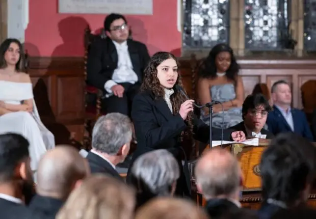 Première dans l’histoire de l’Oxford Union : une Algérienne d’origine palestinienne élue présidente
