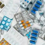 Smecta, Voltarène, Maxilase… Ces médicaments que nous prenons tous et que Prescrire déconseille en 2026