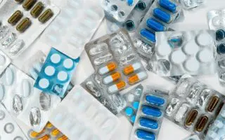 Smecta, Voltarène, Maxilase… Ces médicaments que nous prenons tous et que Prescrire déconseille en 2026