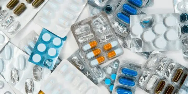Smecta, Voltarène, Maxilase… Ces médicaments que nous prenons tous et que Prescrire déconseille en 2026