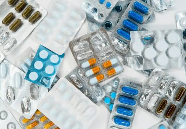 Smecta, Voltarène, Maxilase… Ces médicaments que nous prenons tous et que Prescrire déconseille en 2026