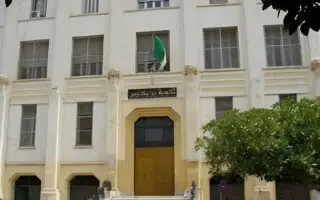 Des élèves humilient leur professeur en plein cours : une vidéo virale scandalise l’Algérie [VIDEO]