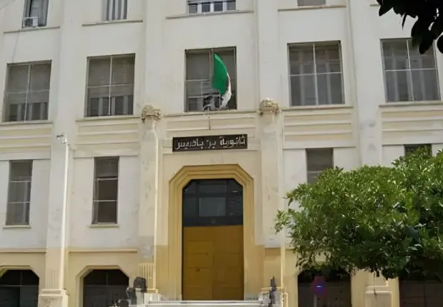 Des élèves humilient leur professeur en plein cours : une vidéo virale scandalise l’Algérie [VIDEO]