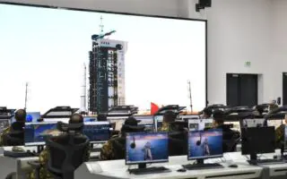 MDN : Le Général d&rsquo;Armée Saïd Chanegriha supervise le lancement du satellite Alsat-3A (VIDÉO)