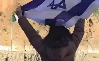 Ultime provocation : des Marocains brandissent le drapeau d’Israël à la frontière algérienne