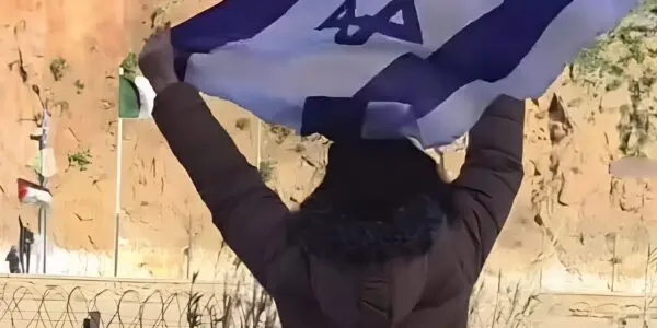 Ultime provocation : des Marocains brandissent le drapeau d’Israël à la frontière algérienne