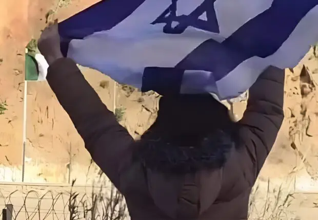 Ultime provocation : des Marocains brandissent le drapeau d&rsquo;Israël à la frontière algérienne