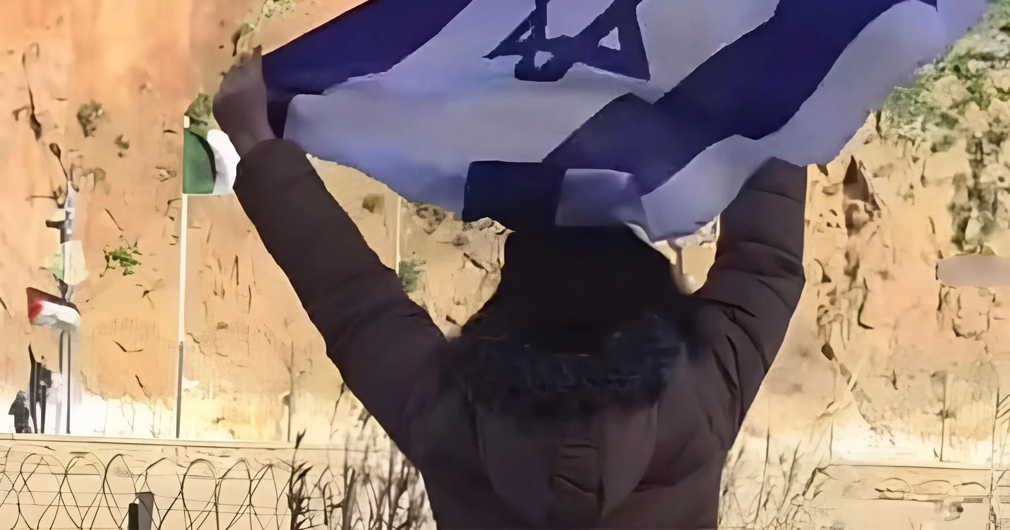 Ultime provocation : des Marocains brandissent le drapeau d&rsquo;Israël à la frontière algérienne