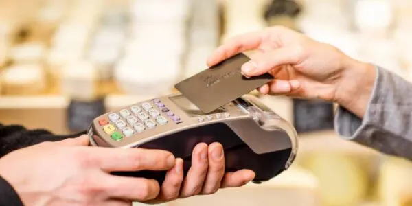 Généralisation des TPE : l&rsquo;UGCAA rejette les appels à la grève et explique ce qui va vraiment se passer