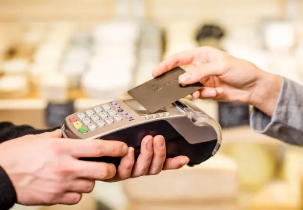 Généralisation des TPE : l&rsquo;UGCAA rejette les appels à la grève et explique ce qui va vraiment se passer